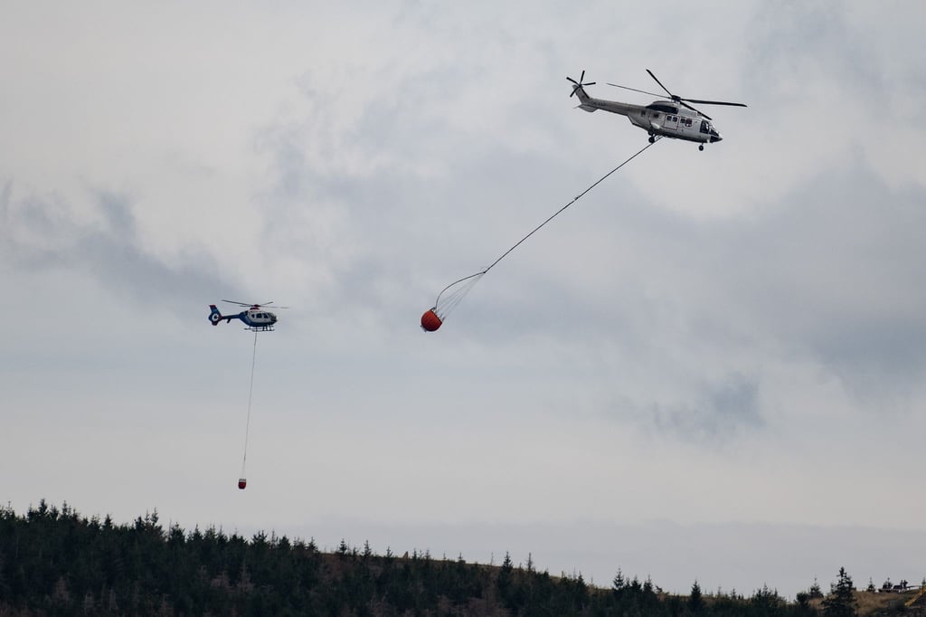 Hubschrauber fliegen bei Löscharbeiten über das Gebiet zwischen Brocken und Wurmberg.