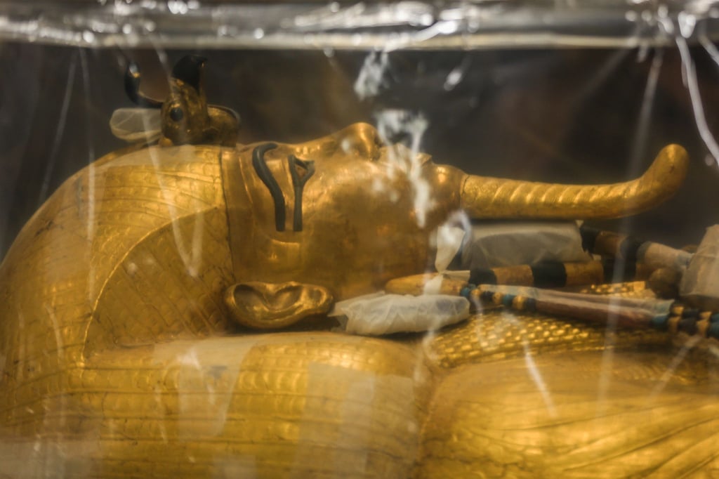 Der vergoldete Sarkophag des ägyptischen Pharaos Tutanchamun im Großen Ägyptischen Museum.
