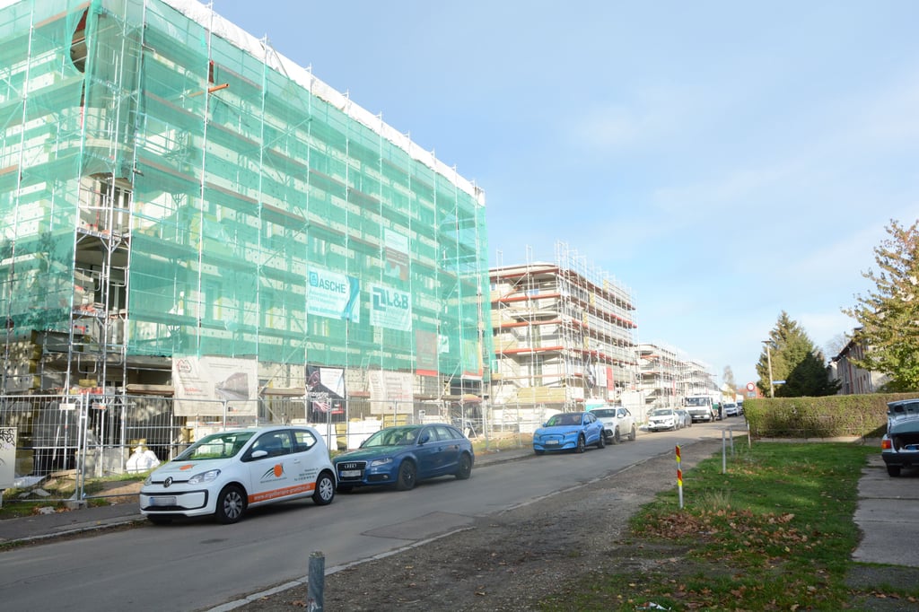 In der Karl-Liebknecht-Straße in Schönebeck baut die GWG vier morderne Wohnhäuser. Doch es gilt mit Lieferschwierigkeiten und höheren Kosten umzugehen.