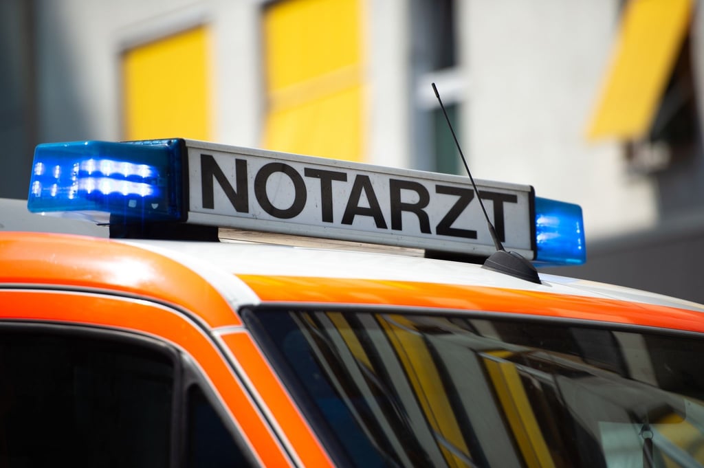 Ein Blaulicht leuchtet auf dem Dach eines Notarztwagens.