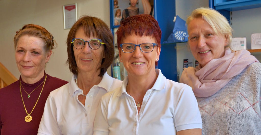 Firmenchefin Kathrin Beil mit Birgit Heßler, Simone Meiche und Katrin Hartmann (von links) im Laden ihres Sanitätshauses in Halberstadt.