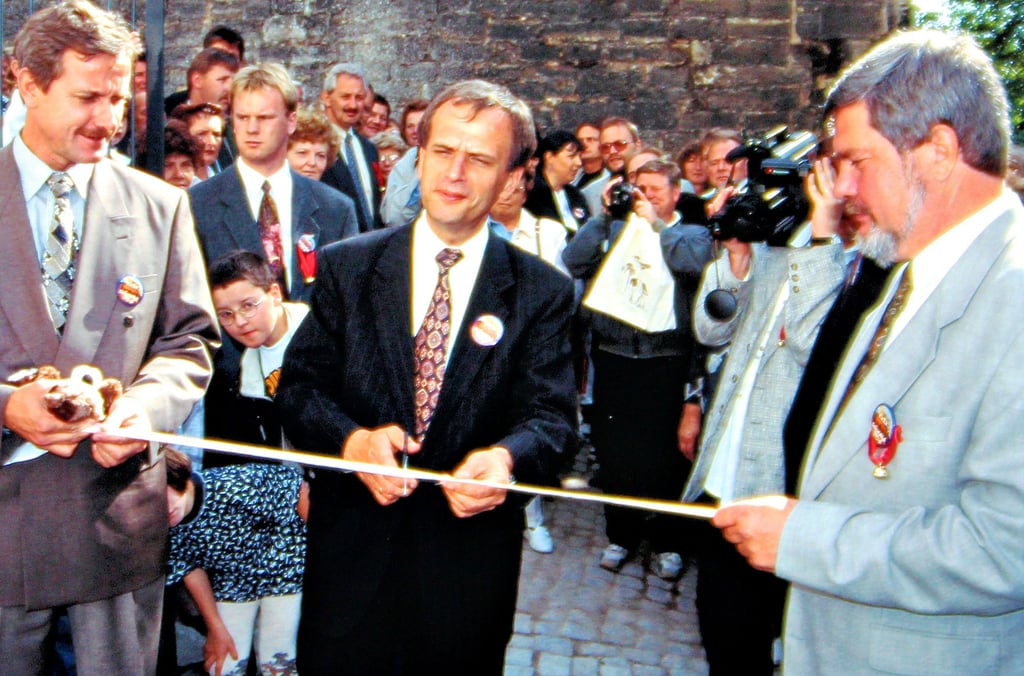 Landrat Ulrich Gerstner (von links), Ministerpräsident Reinhard Höppner und Oberbürgermeister Helmut Rieche eröffneten 1996 den allerersten Sachsen-Anhalt-Tag in Bernburg.
