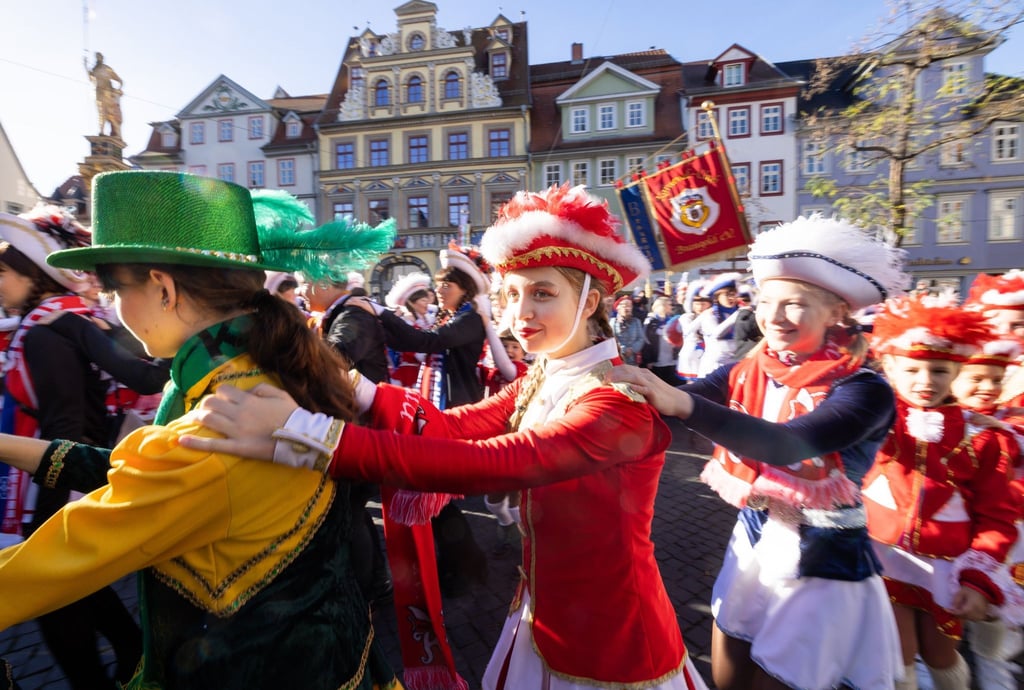 Narren tanzen vor dem Rathaus.