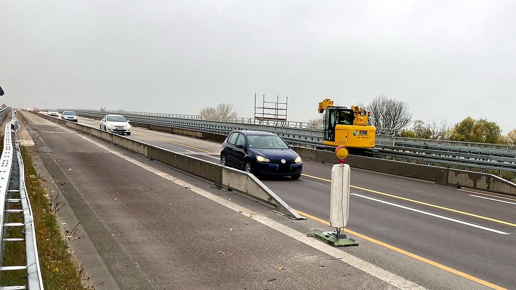 In dieser Woche soll die Baustelle auf der A2-Elbebrücke bei Hohenwarthe (Jerichower Land) in Richtung Berlin zurückgebaut und die gesperrte Fahrspur wieder freigegeben werden.