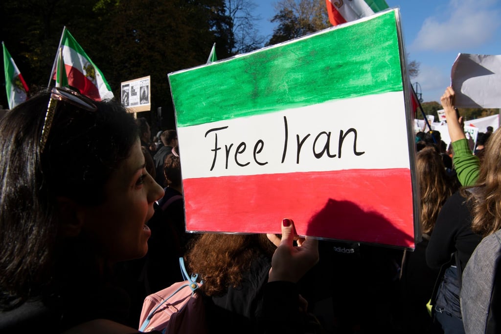 Teilnehmer der Großdemonstration "Solidarität mit den Protestierenden im Iran" in Berlin.