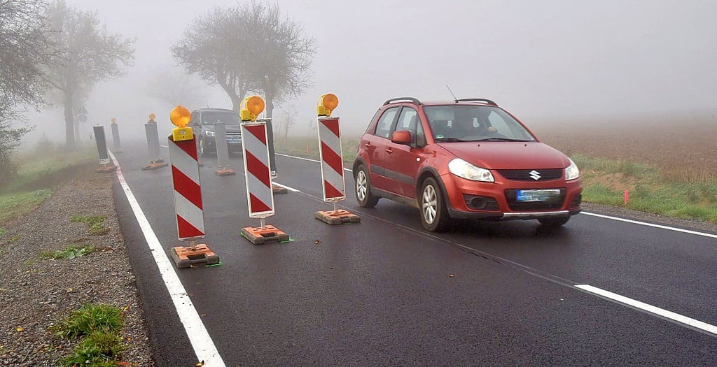 Auf der Kreisstraße bei Neckendorf ist die Fahrbahn eingeengt.