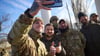 Ukrainische Soldaten machen ein Selfie mit Wolodymyr Selenskyj während seines Besuchs in Cherson.