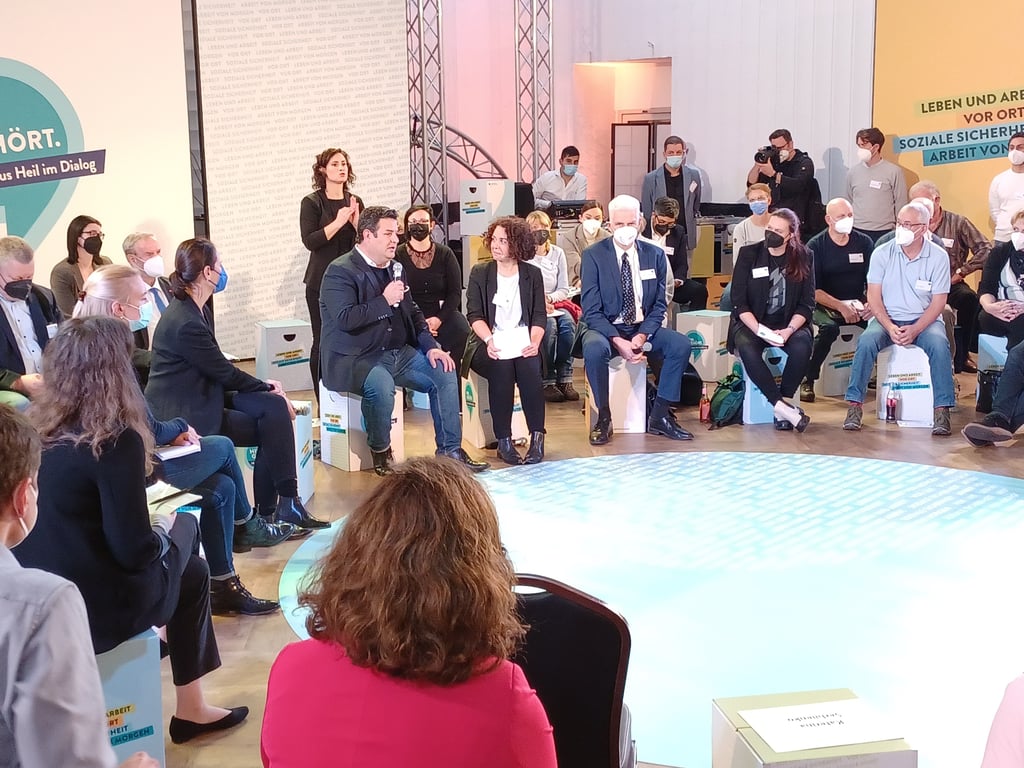 Hubertus Heil diskutiert in Magdeburg mit 150 Interessenten die Sozialpolitik.