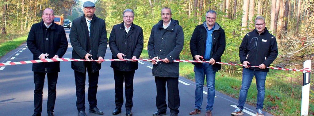Mit dem traditionellen Scherenschnitt wurde die 5,2 Kilometer lange Kreisstraße von Mahlwinkel nach Bertingen übergeben.
