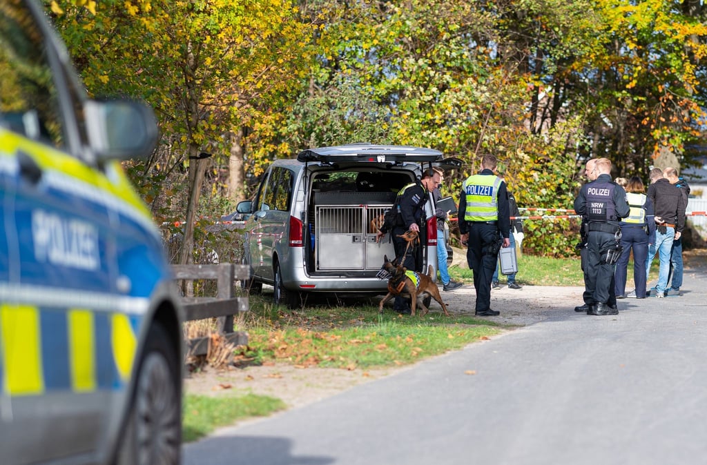 Ein Diensthundeführer der Polizei an dem Waldstreifen, in dem die 13-Jährige aufgefunden wurde.