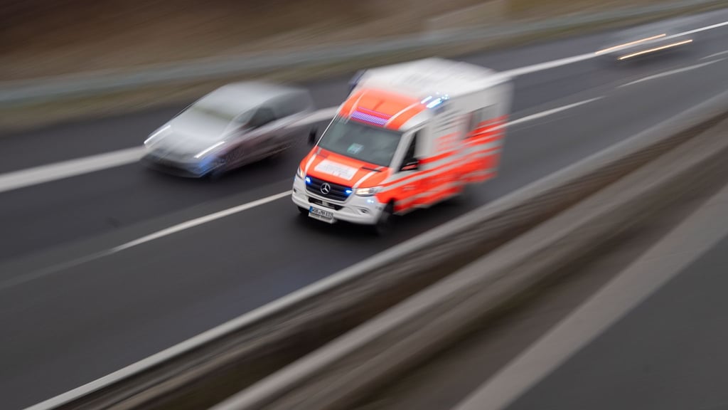 Dortmund: Krankenwagen erfasst Fußgänger und kollidiert mit Taxi - DER  SPIEGEL