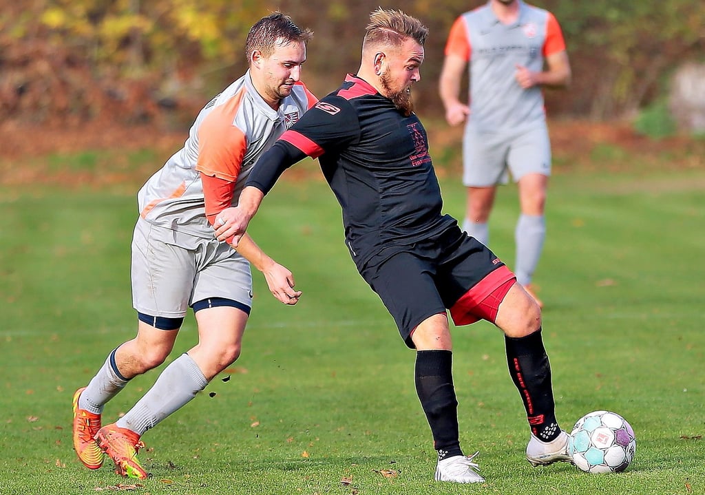 Groß Santerslebens Kapitän Timo Lange (rechts) ist in diesem Zweikampf vor Bastian Falkenberg (Osterweddinger SV) am Ball.