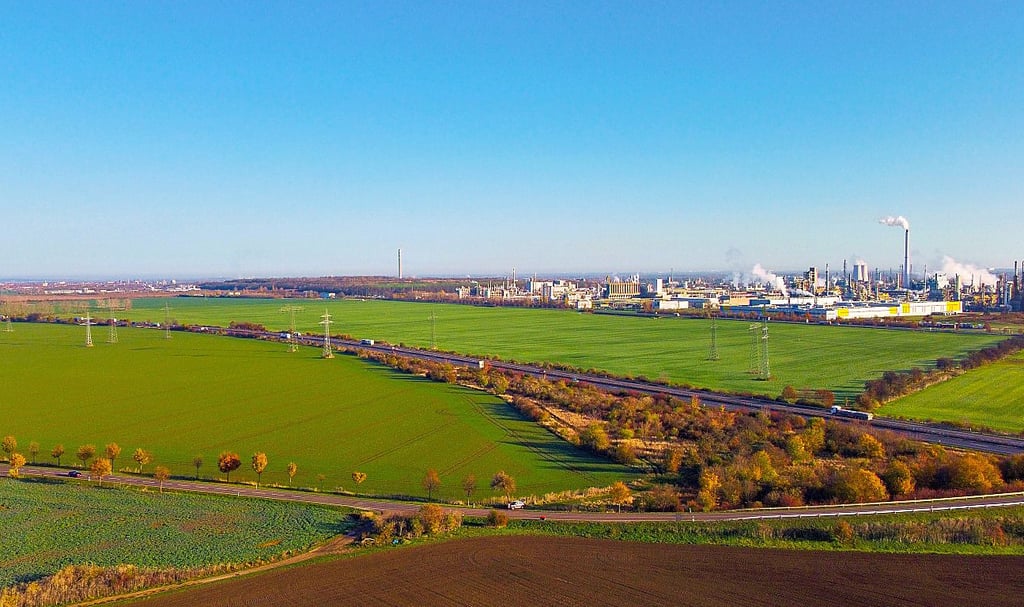 Die Fläche hinter der Autobahn ist das Untersuchungsgebiet für Leuna III. Das bestehende Werk ist im Hintergrund zu sehen.