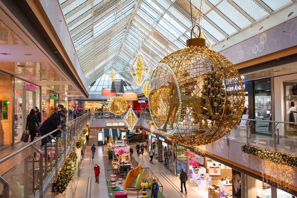 Ein Bild vom weihnachtlich geschmückten Rathauscenter in Dessau.