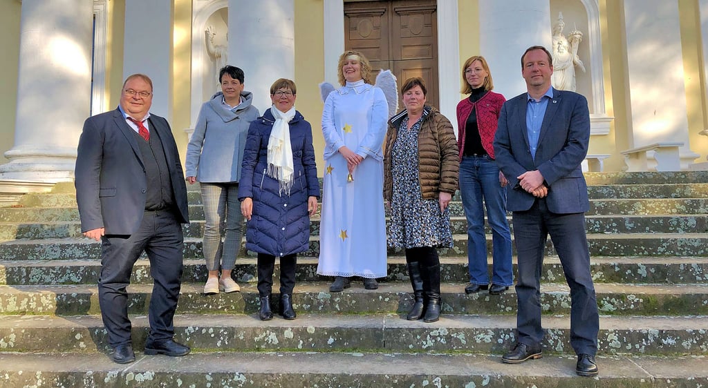Organisationsteam mit Wörlitzer Adventsengel: Der wird das Markttreiben am 25. November eröffnen.