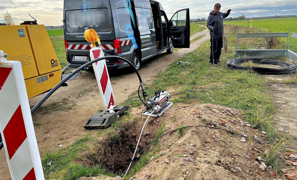 Eine Firma aus Kulmbach verlegt derzeit im Klietzer Bereich die Glasfaserkabel in die Leerrohre. Hier zwischen Neuermark-Lübars und Klietz, von wo das Kabel nach Klietz fortgeführt wird.