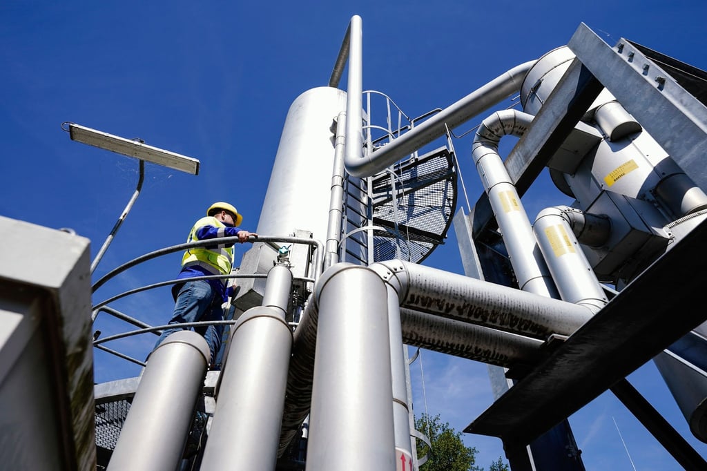 Ein Mitarbeiter steht auf dem Gelände eines Gasspeichers auf einer Absorber-Anlage in Frankenthal.