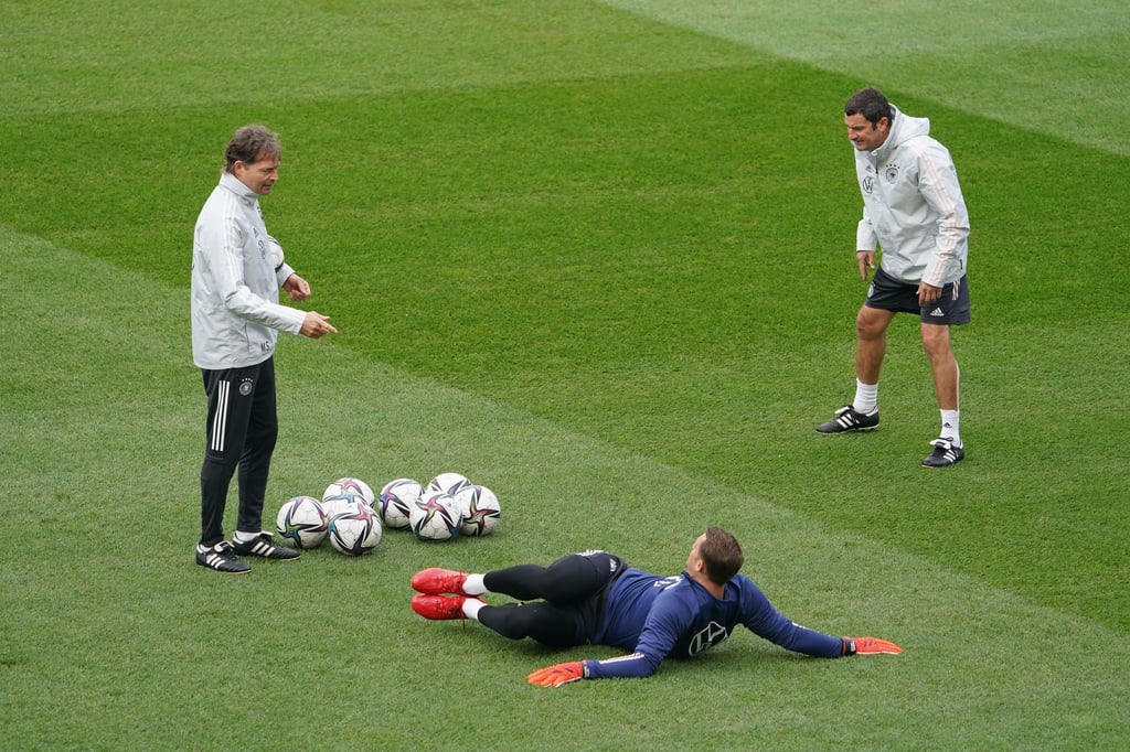 Assistenztrainer Marcus Sorg, DFB-Torwart Manuel Neuer und Torwarttrainer Andreas Kronenberg (l-r) auf dem Trainingsplatz.