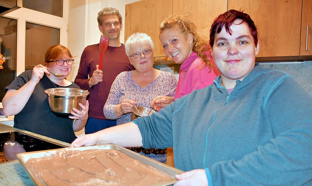 Ein Team beim Backen in der Küche des Wohnheims auf dem Mariannenhof in Etingen sind Franzi Weiser (v.l.), Sebastian Haack, Jutta Krause, Ramona Schulze und Susann Schlüter.