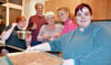 Ein Team beim Backen in der Küche des Wohnheims auf dem Mariannenhof in Etingen sind Franzi Weiser (v.l.), Sebastian Haack, Jutta Krause, Ramona Schulze und Susann Schlüter.