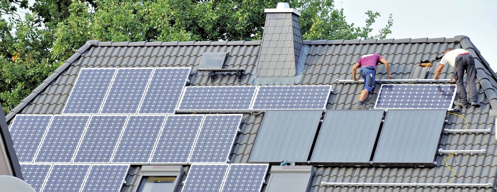Auf einem Einfamilienhaus werden Photovoltaik-Module installiert. Mancher Salzwedeler Hausbesitzer, der das Glück hatte, in der aktuellen Solarboom-Phase eine solche Anlage montiert zu bekommen, wundert sich über lange Wartezeiten für deren Inbetriebnahme durch die Avacon.