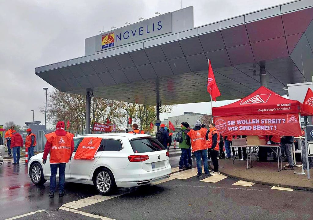 Auch das Regenwetter hält sie nicht ab. Streik bei Novelis Nachterstedt: Die Metaller wollen acht Prozent mehr Lohn.