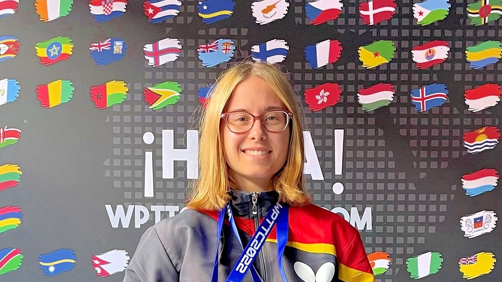 Sandra Mikolaschek freut sich über ihre WM-Medaillen.