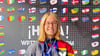 Sandra Mikolaschek freut sich über ihre WM-Medaillen.  