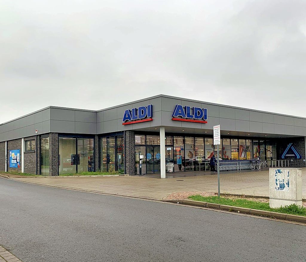 Wegen der Energiekrise müssen viele Discounter sparen. In Oschersleben hat Aldi deshalb die Öffnungszeiten verkürzt.