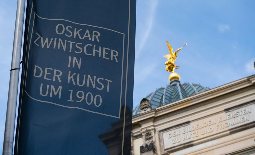 Ein Banner zur Ausstellung "Weltflucht und Moderne. Oskar Zwintscher in der Kunst um 1900".
