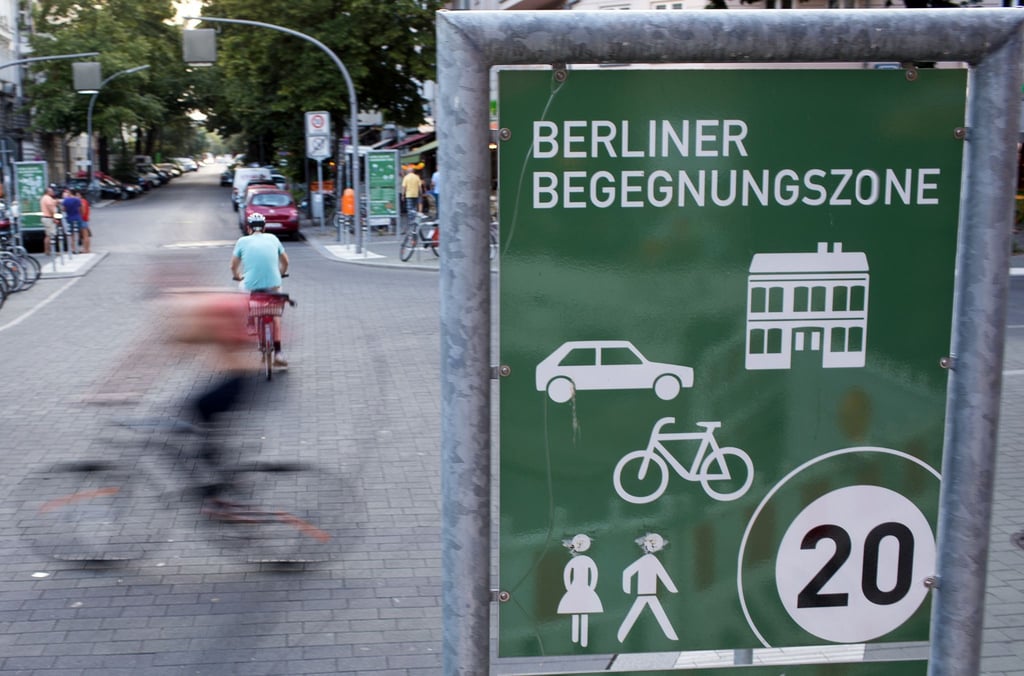 Kreuz und quer und jeder wie er will? Nein, in Begegnunszonen müssen sich alle ans Tempolimit halten - auch die Radlerinnen und Radler.