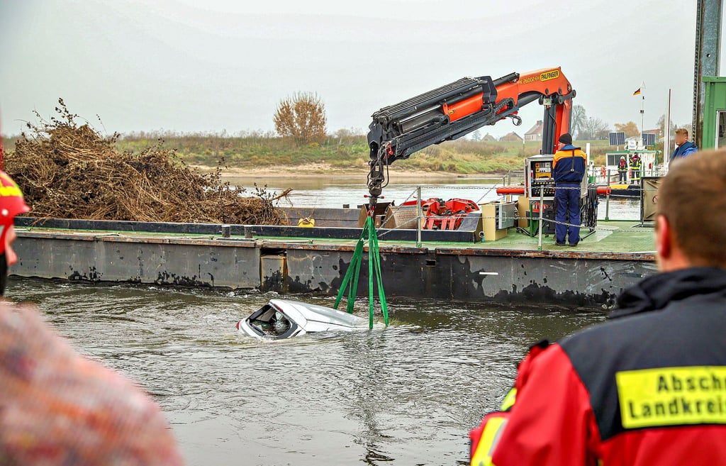 Bei den Bergungsarbeiten am Fähranleger in Pretzsch: Ein Baggerschiff half, das versunkene Auto aus dem Wasser zu hieven.