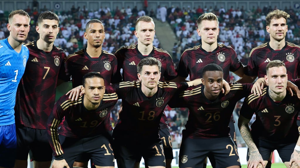Lukas Klostermann (oben, 4.v.l.) gehörte zu Deutschlands Startelf beim WM-Test gegen den Oman.