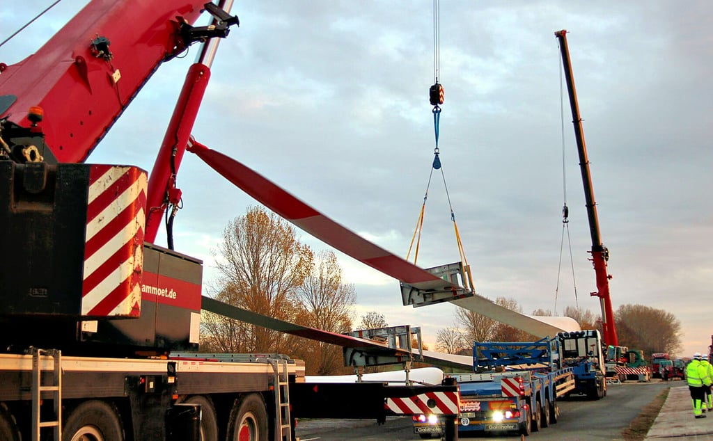Auf dem Parkplatz nahe der Landesgrenze werden die Rotorblätter für den Transport durch Hessen bis zum Druiberg auf ein Spezialfahrzeug umgeladen.