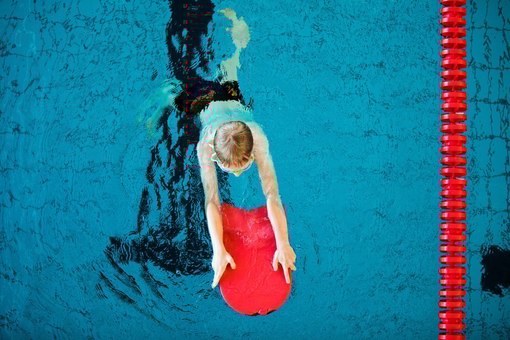 Unterricht im Schwimmen - in der Corona-Pandemie fiel er massenhaft aus. Sachsen-Anhalt versucht, die Lücke im Lehrplan mit Gutscheinen für Schwimmkurse wettzumachen.