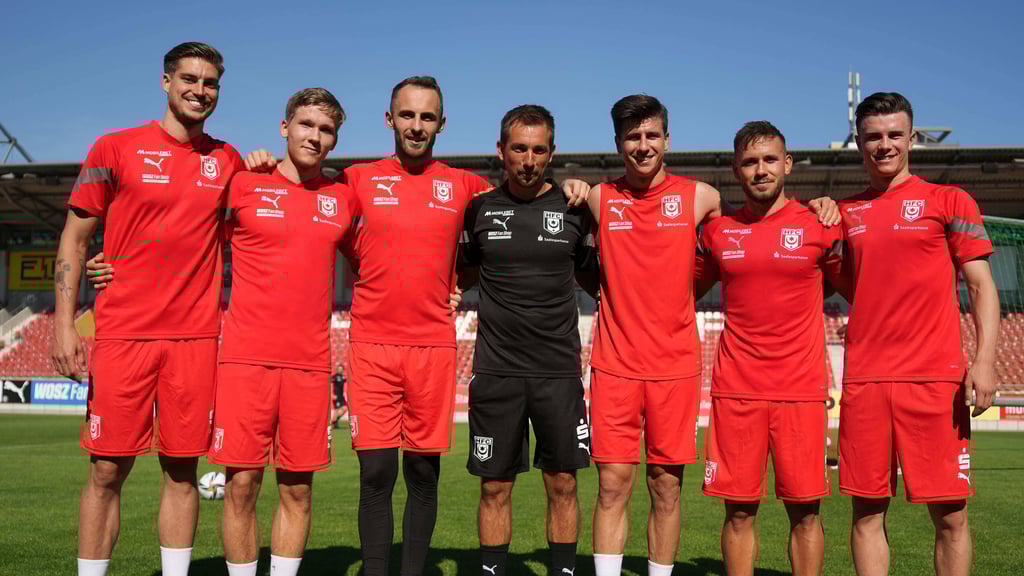 Die HFC-Zugänge des Sommers von links nach rechts: Andor Bolyki, Sebastian Müller, Felix Gebhardt, Trainer André Meyer, Tunay Deniz, Nico Hug und Leon Damer.