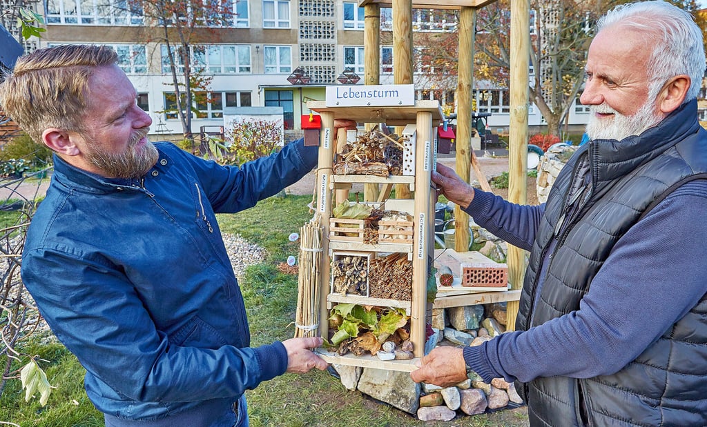 Der Bundestagsabgeordnete Jan Korte (links) und Frank Larisch mit dem Modell des neuen „Lebensturms“.