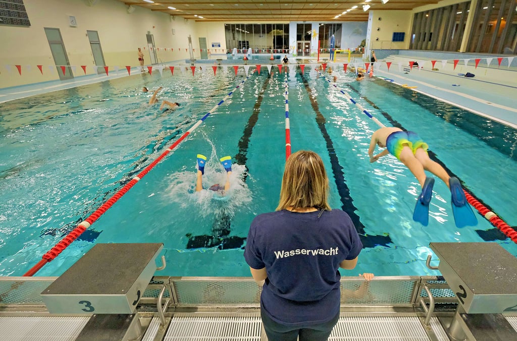 Im Sportbad können die Rettungsschwimmer der Wasserwacht im 25-Meter-Becken trainieren – etwa das Schwimmen mit Flossen.