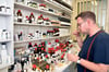 Parfümeur Sven Pritzkoleit in seinem Barbyer Labor. Wenn das Gerüst der Riechstoffe für einen zu entwickelnden Duft steht, geht es ans Abmischen. 