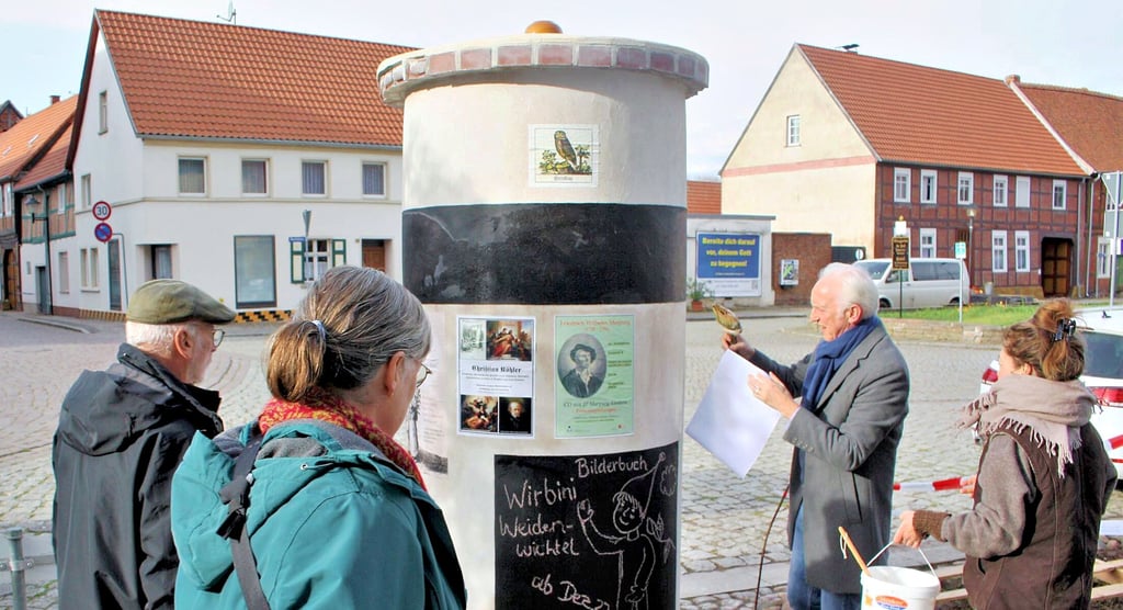 Quasi neu: Seit Wiedereinweihung wurde die Werbener Litfaßsäule schon gut genutzt. Auf Schwarz kann man mit Kreide malen.