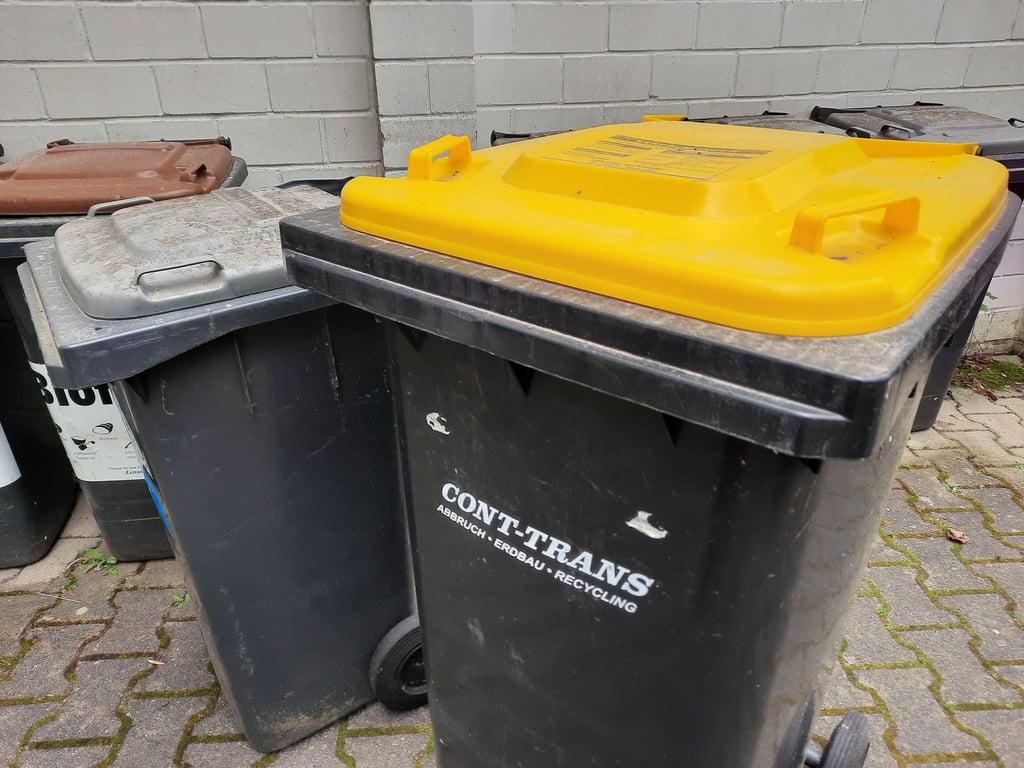 Eine Mülltonne mit dem Logo des Abfallentsorgers Cont-Trans. Das Unternehmen soll bei einer Müllausschreibung betrogen haben.