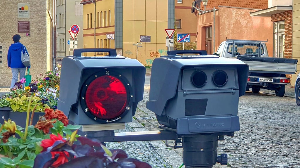 Das Ordnungsamt stellt Verkehrssünder in der Wilhelmstraße in Aschersleben mit einem neuen fahrzeugunabhängigen Blitzersystem.