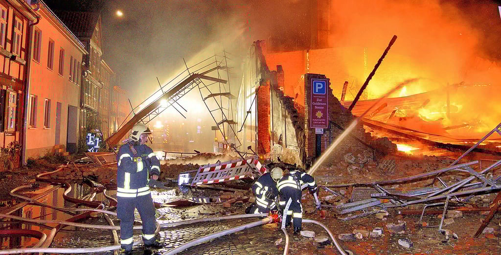 Feuerwehrleute in Quedlinburg beim Löschen eines Feuers in einer Lagerhalle im Augustinern. Der Vorstoß zweier Bürgermeister im Burgenland, ob die Einwohner mit einer Feuerwehrabgabe an den Kosten für die Feuerwehr beteiligt werden können, sorgt auch im Landkreis Harz für Aufmerksamkeit.
