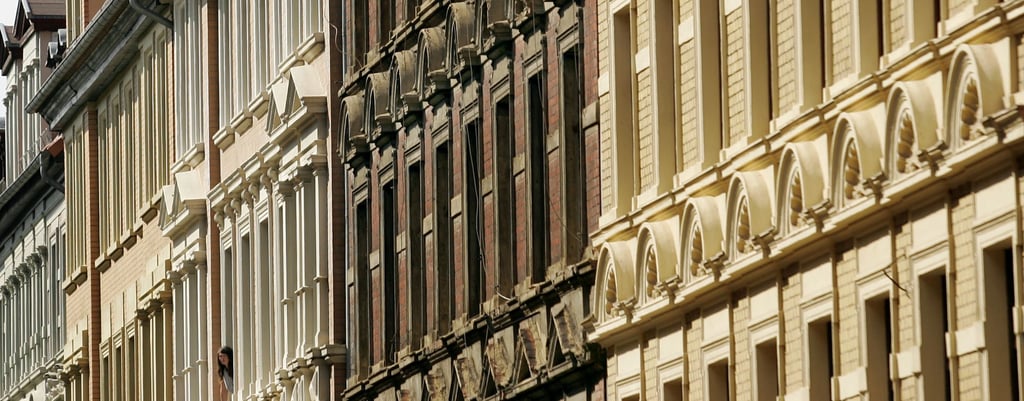 Sanierte Gründerzeit-Fassaden in der Basedowstrasse in Magdeburg-Buckau. Seit 1990 flossen weit mehr als 100 Millionen Euro aus öffentlichen Kassen unterstützend in die Erneuerung des historischen Arbeiterviertels. Mit elbnahen Neubauten ergänzt, erlebt der Stadtteil den erwünschten Boom – doch die Mieten steigen.