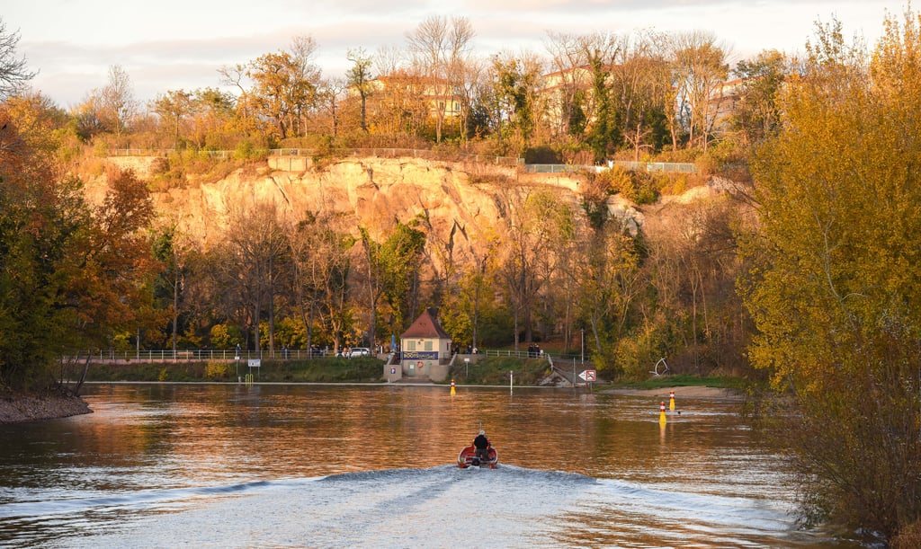 Goldener Herbst an der Saale in Halle. Der Oktober war der wärmste in Sachsen-Anhalt seit Beginn der Wetteraufzeichnungen.