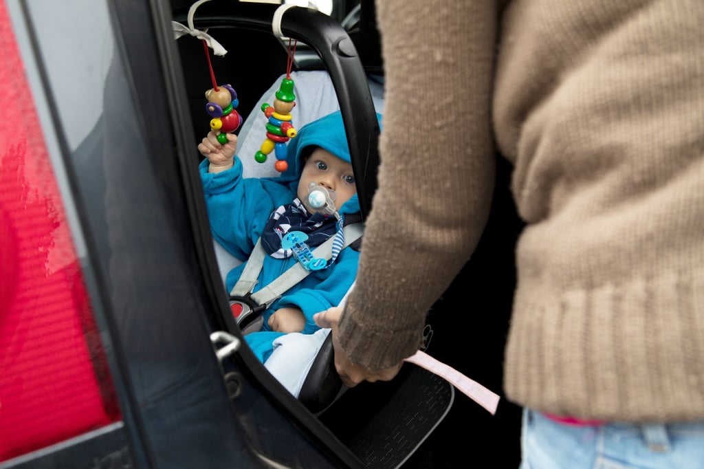 Der Nachwuchs sollte anfangs nur in Babyschalen und später - bis zu einem gewissen Alter - in Kindersitzen im Auto mitfahren.