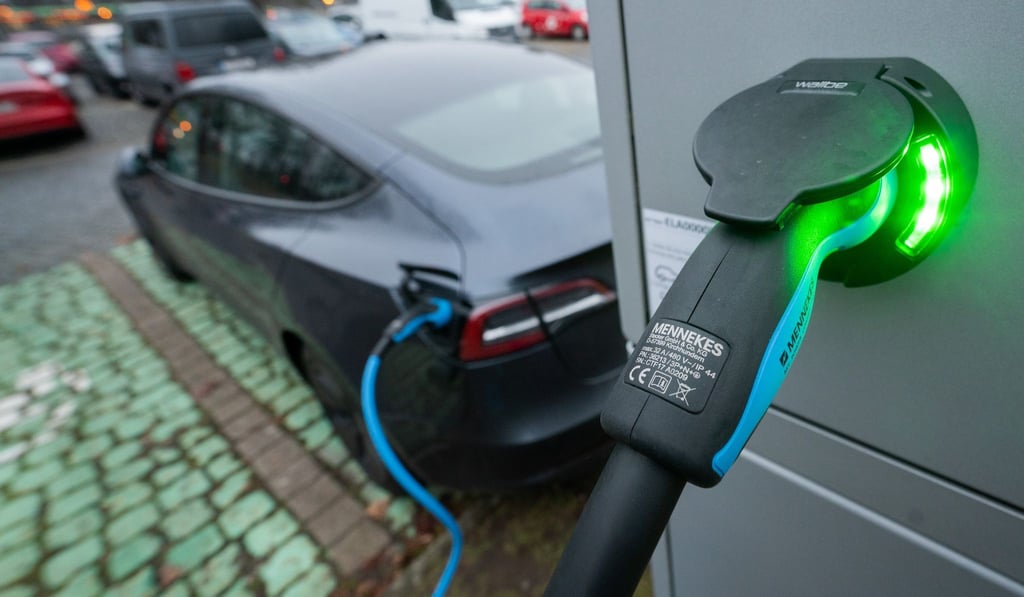 Mit fast leerem Akku schneller laden: Da die Ladeelektronik die Stromaufnahme mit zunehmenden Ladestand senkt, lässt sich andersherum mit fast leerem Auto Zeit beim Nachladen sparen.