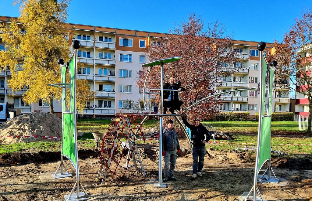 Die Spielanlage Gravis ist das neueste und zugleich größte Spielgerät auf dem Platz. Der stellvertretende Bürgermeister André Gerdel ist schon mal zur „Aussichtsplattform“ hinaufgeklettert. Installiert worden ist die Anlage von Ronny Bork und Ralf Thielecke (unten).