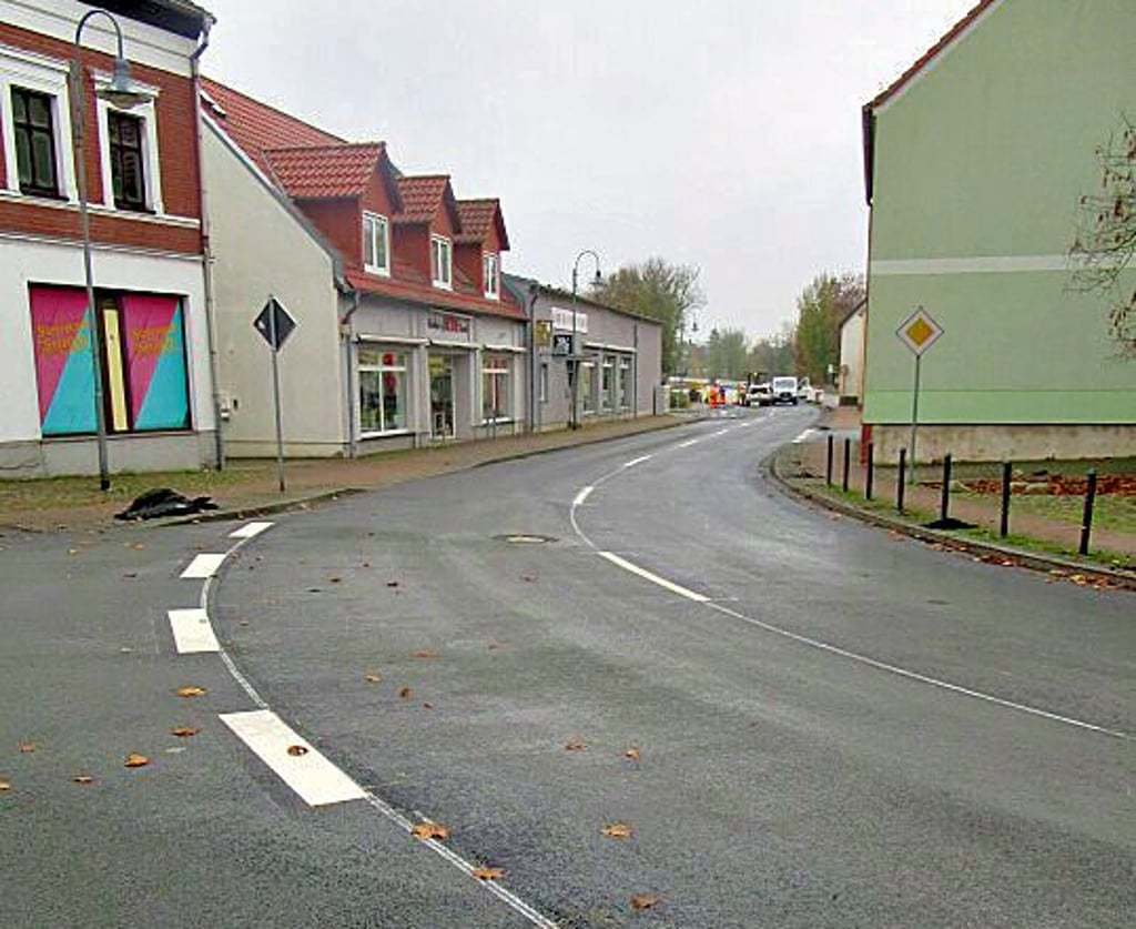 Der nächste Abschnitt in der Wittenberger Straße ist asphaltiert und markiert.
