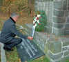 Bürgermeister Jens Meiering legte auch auf dem Soldatenfriedhof in Klietz einen Kranz nieder.